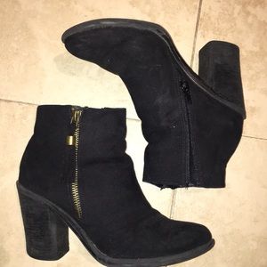 Suede bootie with tassel